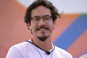 Eliezer, por sua vez, participou do BBB22 e era parte da Pipoca. Total anônimo, o participante teve mais dificuldade com a vida de celebridade e se mudou do Rio de Janeiro para São Paulo em maio de 2022.