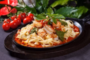 Camarões ao Pomodori Pelati com Fettuccine Italiano e toques de pesto do Peccato