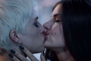 A cena final de Angel foi surpreendente. Após passar a novela inteira tendo Giovanna como rival, as duas protagonizaram uma cena de sexo lésbico que quebrou a internet