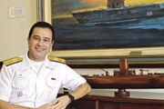 O almirante Almir Garnier Santos foi citado por Mauro Cid como defensor de golpe de Estado