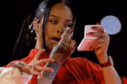 Rihanna exibe pó compacto da Fenty Beauty em apresentação no Super Bowl