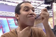 Gil levantou antes do despertador da casa e foi até o banheiro se barbear