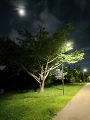 Foto tirada em ambiente externo à noite
