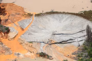 Em sobrevoo realizado em maio de 2020, em Roraima, Greenpeace registrou invasão de garimpeiros na Terra Indígena Yanomami. O desmatamento nas terras indígenas aumentou 64% nos primeiros quatro meses de 2020, em comparação com o mesmo período de 2019. Por estarem dentro ou circulando por esses territórios, garimpeiros, madeireiros e invasores são potenciais transmissores da Covid-19 para os indígenas. 