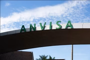 No Brasil, alguns medicamentos foram autorizados pela Anvisa como tratamento para a Covid-19. Um deles é o baricitinib, fortemente recomendado para pacientes com quadros graves da infecção, pois aumenta a probabilidade de sobrevivência às complicações que o coronavírus pode causar