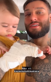 Filho de Lucas Lucco assustado com a mão enfaixada