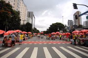 Desfile do Bloco Casa Comigo na Avenida Henrique Schaumann no bairro de Pinheiros, zona Oeste de São Paulo