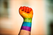 Dessa forma, “praticar, induzir ou incitar a discriminação ou preconceito” por motivo da orientação sexual de alguém é considerado crime
