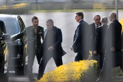 O presidente Jair Bolsonaro cumprimenta apoiadores no Palácio da Alvorada