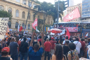 Professores reunidos em assembleia 