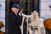O presidente cumprimenta criança vestida de múmia