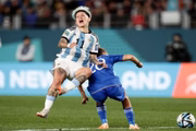 Nas redes sociais, Rodriguez segue Cristiano Ronaldo e diversas contas de fans do astro. Contudo, nada relacionado a Messi