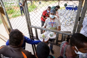 Entrega de marmitas para moradores de rua na Asa Sul