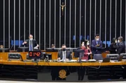 As emendas de bancadas são aquelas que, como o nome sugere, são de autoria de bancadas regionais ou estaduais. Assim como as emendas individuais, não eram de execução obrigatória, mas se tornaram após votação de PEC em 2019