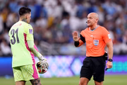 Ederson cedeu um pênalti ao Fluminense, mas Cano estava impedido