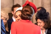 Segundo a revista Tatler, um bate-boca entre as duquesas marcou o ensaio de casamento da atriz americana com o príncipe Harry. As duas teriam discordado sobre as damas usarem ou não meia-calça no dia da cerimônia
