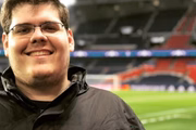 Cazé surgiu na mídia como apresentador do programa EI Games, no canal Esporte Interativo (hoje TNT Sports Brasil), ao mesmo tempo que participava no YouTube da emissora, no quadro De sola, com conteúdos de humor futebolístico