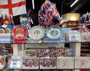 Bandeiras, ímãs e acessórios comemorativos do Jubileu de Platina, comemorado em junho deste ano, também são expostos no centro de Londres
