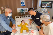 Pais de Juliano Cazarré visitam neta em hospital - Metrópoles