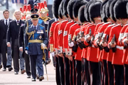 O rei Charles III caminha atrás do caixão durante o cortejo
