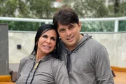 A cantora ao lado do marido