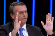 "Cola" na mão de Bolsonaro durante a sabatina