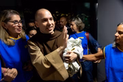 Frei Gilson chega na Paróquia e muitos fiéis tentam chegar perto 