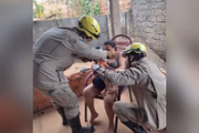 Bombeiros acalmaram a criança e a família, antes de começar processo de retirada da panela