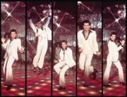 <b>Os Embalos de Sábado à Noite</b>(1987): Tony Manero (John Travolta), um jovem do Brooklyn e um excelente dançarino de disco music, só encontra significado na vida quando dança, pois passar a semana trabalhando em uma loja de tintas não o gratifica de forma nenhuma. Assim ele se perfuma, se veste de um jeito fashion e vai para a discoteca no final de semana. Sob a influência de seu irmão, um padre frustrado, e de Stephanie (Karen Lynn Gorney), sua parceira de dança, começa a questionar a maneira como encara a vida e a limitação de suas perspectivas <b>Os Embalos de Sábado à Noite</b>(1987): Tony Manero (John Travolta), um jovem do Brooklyn e um excelente dançarino de disco music, só encontra significado na vida quando dança, pois passar a semana trabalhando em uma loja de tintas não o gratifica de forma nenhuma. Assim ele se perfuma, se veste de um jeito fashion e vai para a discoteca no final de semana. Sob a influência de seu irmão, um padre frustrado, e de Stephanie (Karen Lynn Gorney), sua parceira de dança, começa a questionar a maneira como encara a vida e a limitação de suas perspectivas
