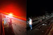 Destroços do ônibus e objetos dos passageiros ficaram espalhados na pista