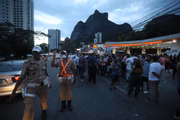 Frequentadores de bares fazem protesto contra o fechamento dos estabelecimentos