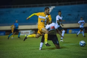 Joãozinho dribla o zagueiro