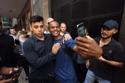 Gabriel Monteiro tirou foto com apoiador na chegada da Câmara dos Vereadores do Rio