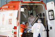Paciente chega de ambulância no Hospital de Campanha de Goiânia, exclusivo para casos da covid-19