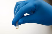 Amostras com resultado positivo (amarela) e resultado negativo (rosa) para Covid-19, no laboratório da UFG