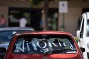 Carros no cemitério com homenagem a Vitória