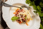 Presunto de parma com tomates cereja, alcaparras, cebola roxa, manjericão e queijo grana padano