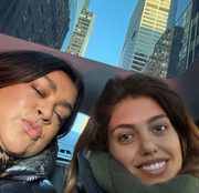 Preta GIl e a amiga, Malu Barbosa posam juntas durante viagem