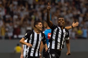 O zagueiro Kanu foi o nome do jogo, com dois gols