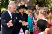 Charles fala com súditos que estavam na cidade à espera dele e de Camilla 