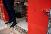 Tiros no chão e parede de comércio no Jacarezinho