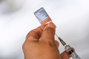 Adultos que receberam a segunda dose de Coronavac, Astrazeneca ou Pfizer há pelo menos cinco meses já podem conferir o calendário de vacinação e se dirigir um posto de imunização