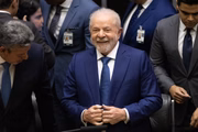 O petista assinou o termo de posse às 15h10 com uma caneta que, segundo ele, ganhou em 1989 de um cidadão no Piauí