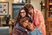 “One Day at a Time é uma série de televisão norte-americana de comédia e drama no formato de <i>sitcom</i>. Aqui eu fujo da minha zona de conforto. A trama não fala sobre o universo da moda, mas ressalto a importância dela pela forma didática com que aborda questões sociais como xenofobia, depressão e, principalmente, o feminismo”