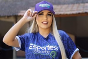 Deolane Bezerra posa com uniforme de site de apostas