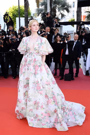 Floral esvoaçante, o vestido Valentino Haute Couture ganhou ainda mais feminilidade com as tranças 