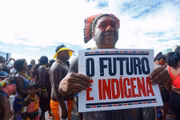 Indígenas durante manifestação, do acampamento "Livre Terra"
