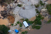 Sobrevoo realizado em maio de 2020, em Roraima, registrou invasão de garimpeiros na Terra Indígena Yanomami