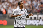 Jô, atacante do Corinthians, sofreu ameaças em rede social