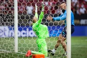 Goleiro Weverton comemora vitória da equipe paulista